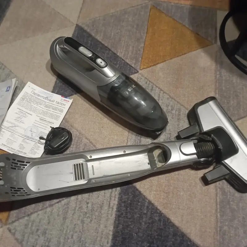 Вертикальный пылесос Bosch BBHL21435 (треснула ручка)