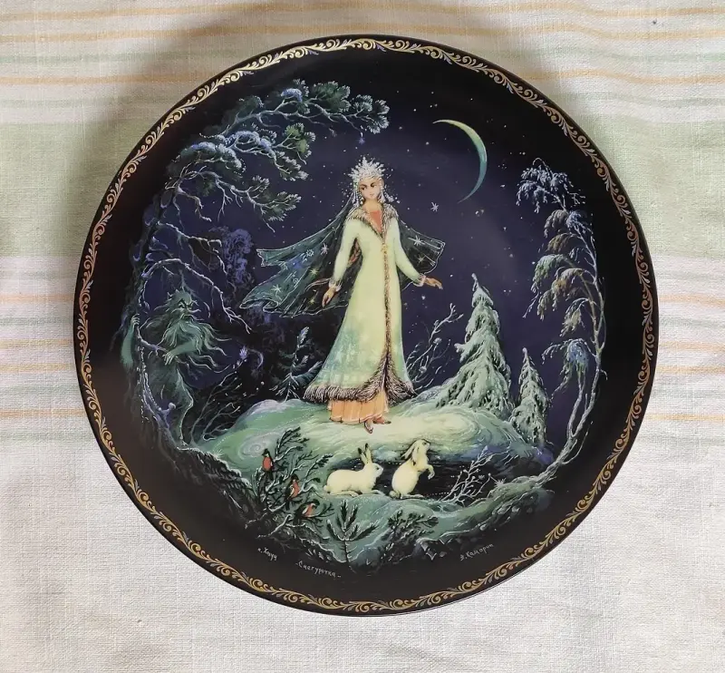 Тарелка Снегурочка» Холуйской лаковой миниатюры