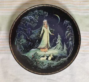 Тарелка Снегурочка» Холуйской лаковой миниатюры