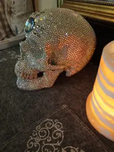 Череп из страз Сваровски