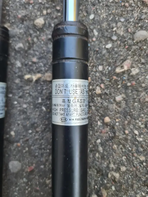 Амортизаторы багажника Kia Clarus