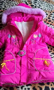 Куртка розовая с мехом на 4-6лет с капюшоном, б.у