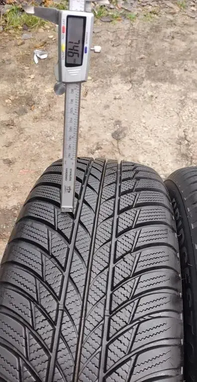 Зимние шины BRIDGESTONE 215/65 R17 (4 шт.)