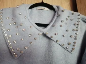 Изумительный голубой джемпер со стразами