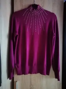 Яркий новый джемперсо стразами