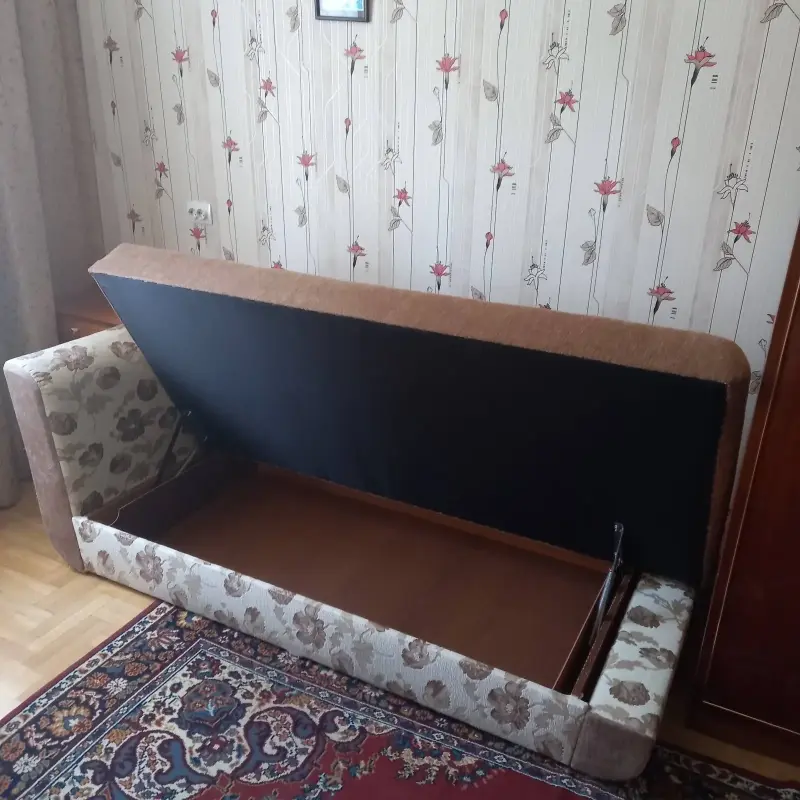 Добротная тахта-кровать.