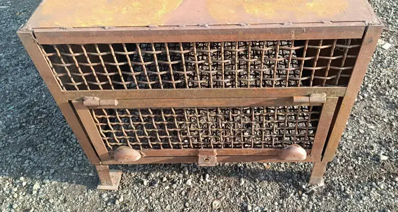 Металлическая клетка.