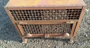 Металлическая клетка.