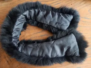 Воротник из натурального меха.