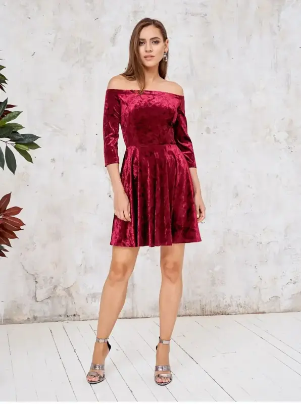 Нарядное платье с открытыми плечами