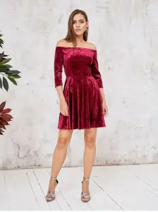 Нарядное платье с открытыми плечами