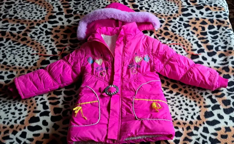 Куртка розовая с мехом на 4-6лет с капюшоном, б.у