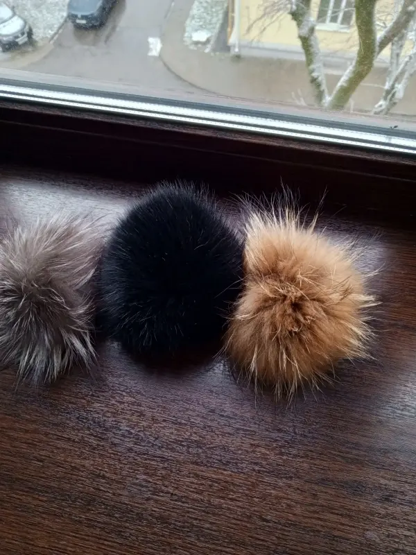 Помпоны на шапку.