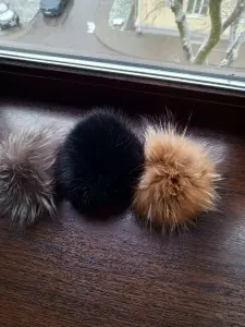 Помпоны на шапку.