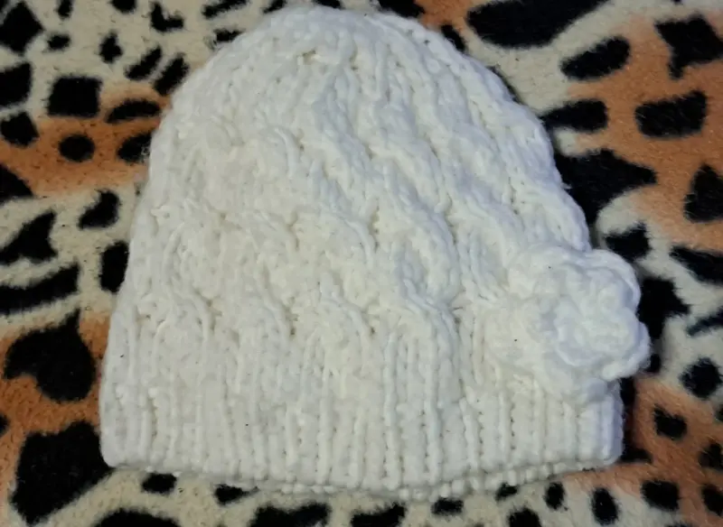 Шапка белая с цветком на 4-6лет, б.у, вязанная