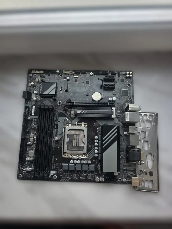 Материнская плата Gigabyte