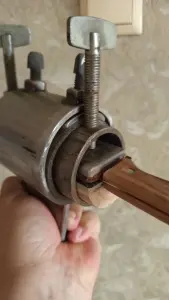 Тиски для обработки рукояти ножа.