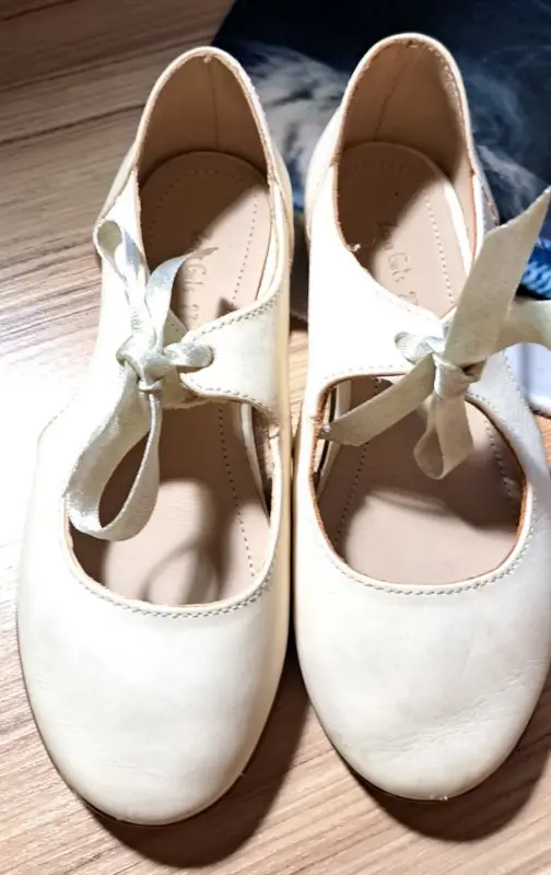 Туфли беж и черные на утренник, р.27, 29-2 пары