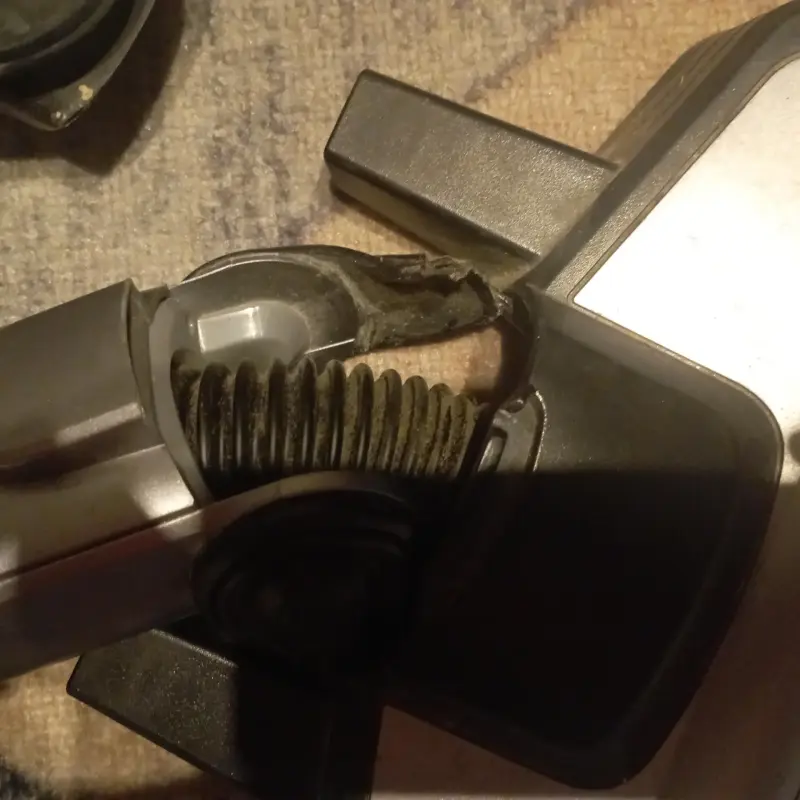 Вертикальный пылесос Bosch BBHL21435 (треснула ручка)