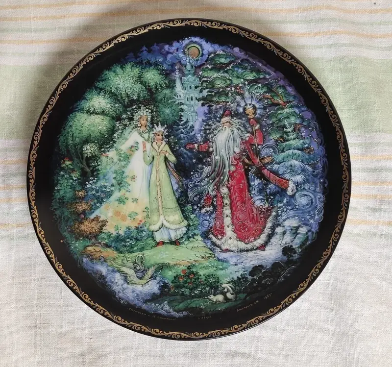 Тарелка Снегурочка и её родители Холуйской лаковой миниатюры