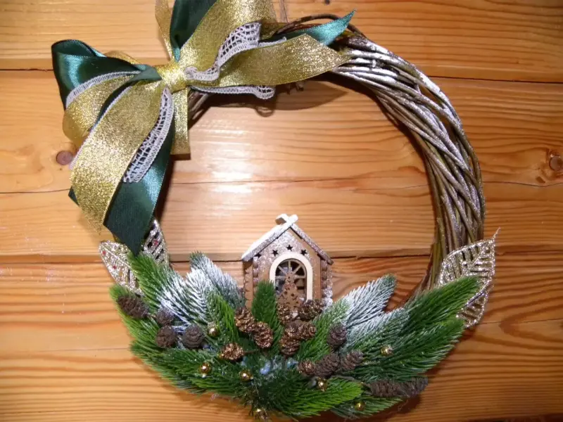 Новогодние венки ручной работы .