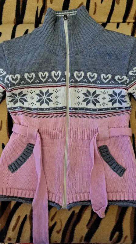 Кофта-туника с пояском с узором снежинки на 4-6лет, б.у