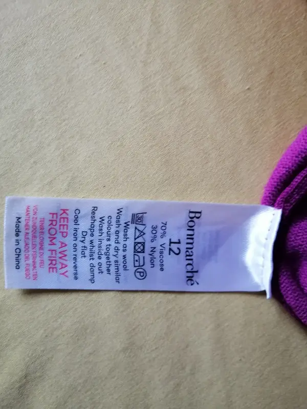 Яркий новый джемперсо стразами