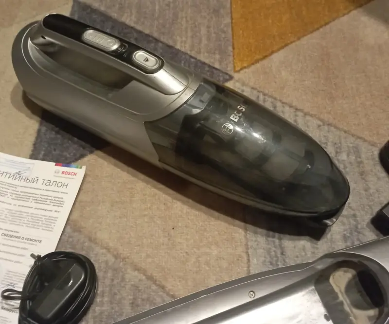 Вертикальный пылесос Bosch BBHL21435 (треснула ручка)