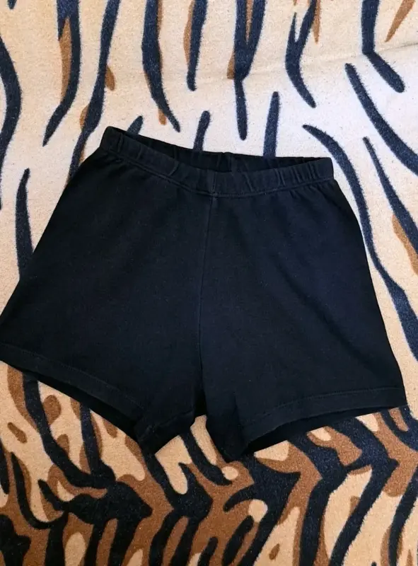 Шорты черные спортивные на 4-6лет, б.у