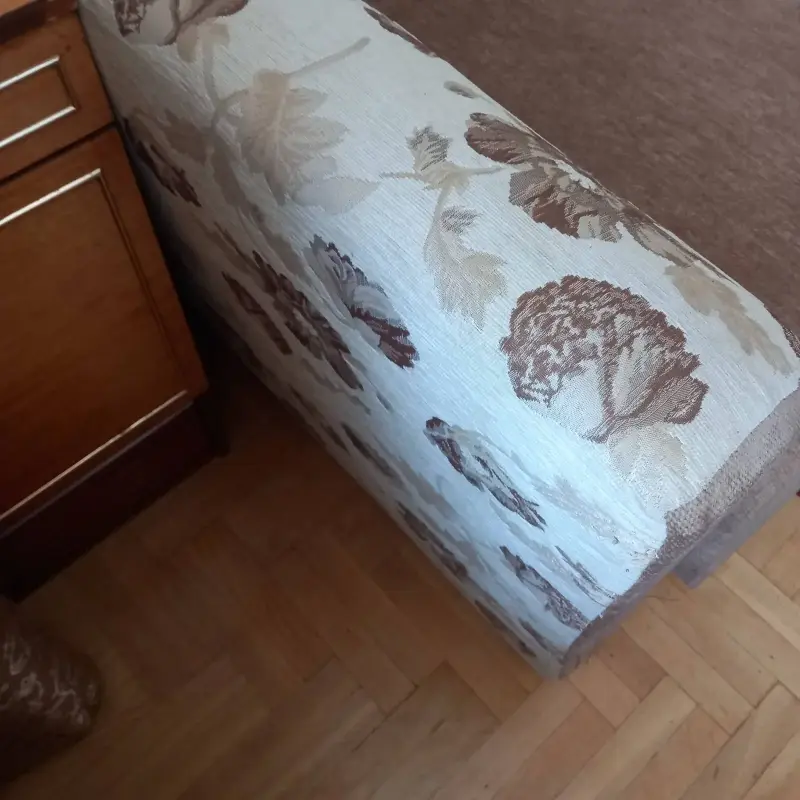 Добротная тахта-кровать.