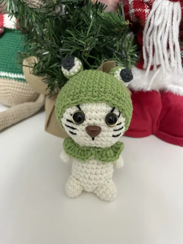 Котик в шапочке лягушка