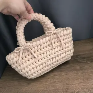 Сумка вязаная из трикотажной пряжи