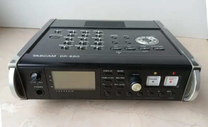 Портативный аудио-рекордер Tascam DR-680, б/у