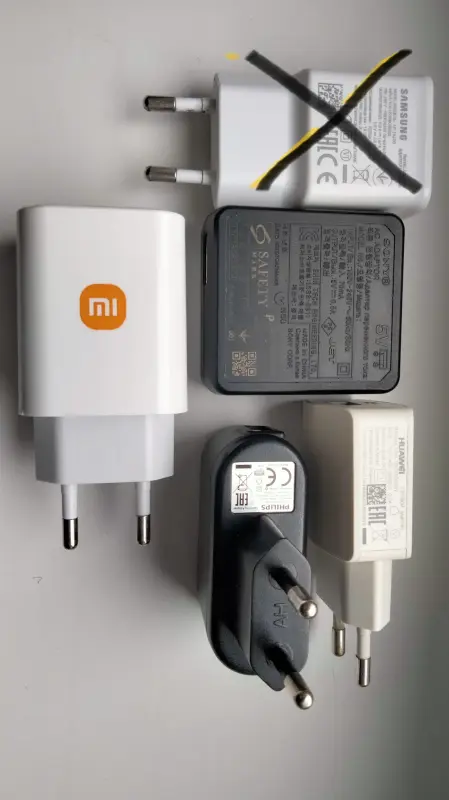 Лот: зарядные 4 шт. и Bluetooth наушники.