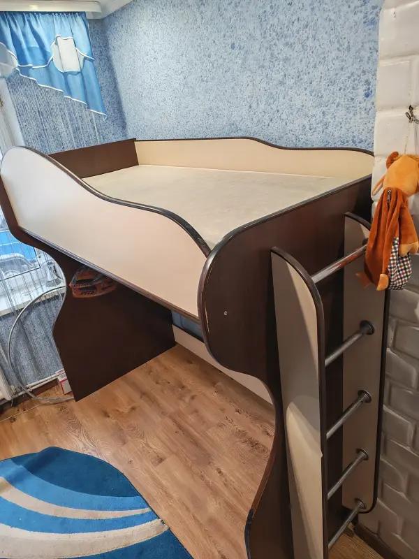 Двухярусная кровать с нишей внизу