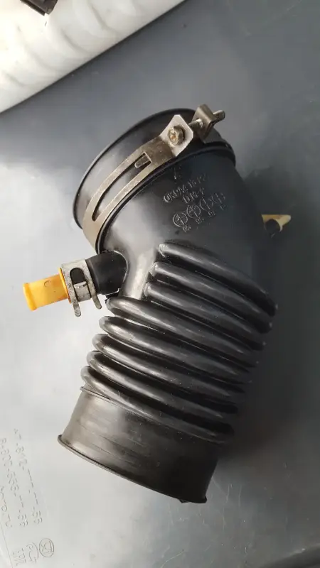 Воздушный патрубок Kia Clarus