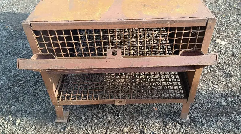 Металлическая клетка.