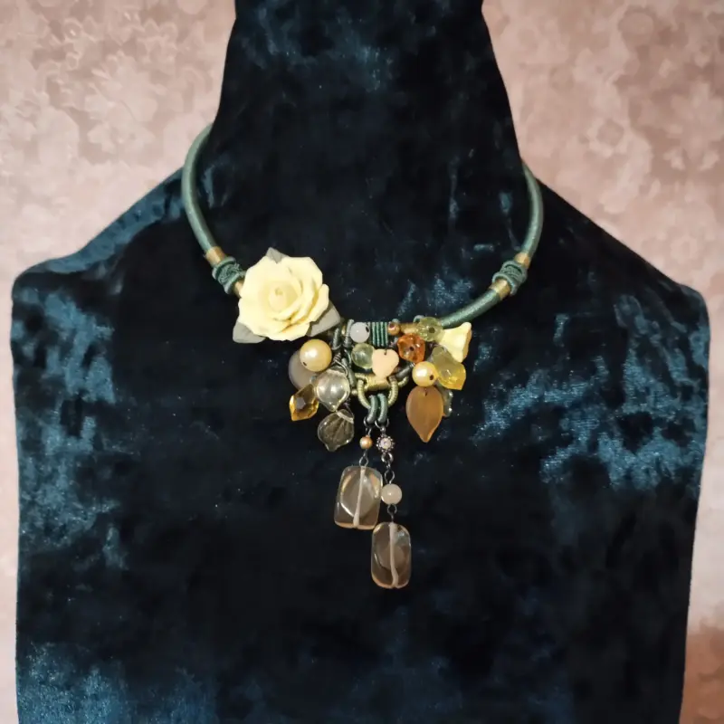 Бижутерия: колье,бусы