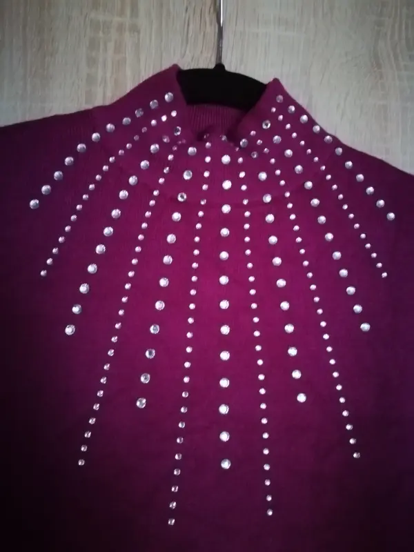 Яркий новый джемперсо стразами