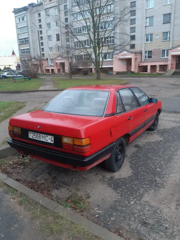 Машина АУДИ 100