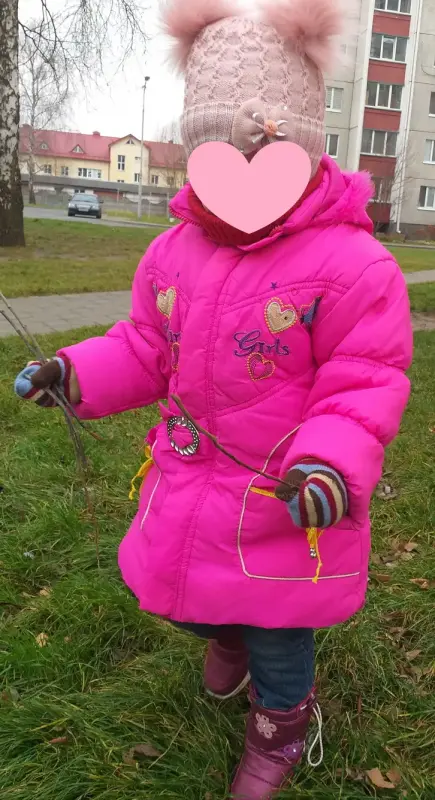 Куртка розовая с мехом на 4-6лет с капюшоном, б.у