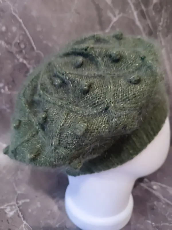 Вязаный берет.