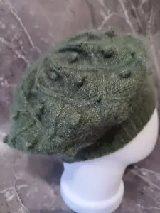 Вязаный берет.