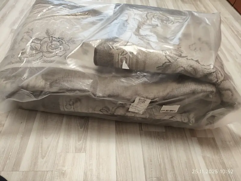 Новый ковёр ,не использовался.Размер 200х300.