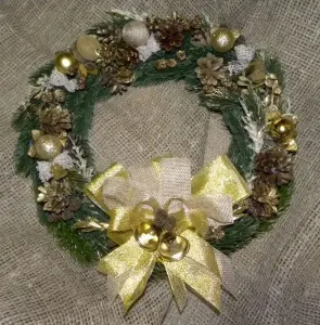 Новогодние венки ручной работы .