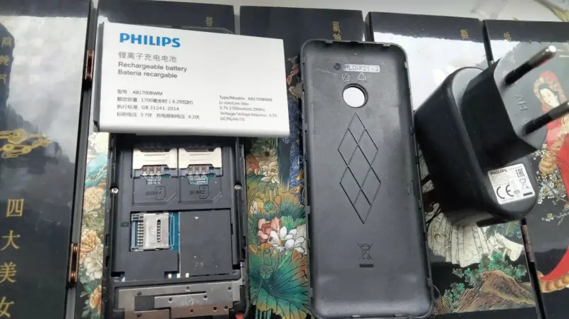 Philips Xenium E172 акб держит 2 недели.