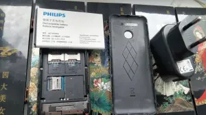 Philips Xenium E172 акб держит 2 недели.