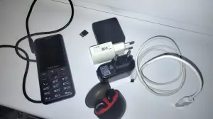 Лот, аксессуары и телефон.