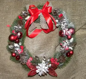 Новогодние венки ручной работы .
