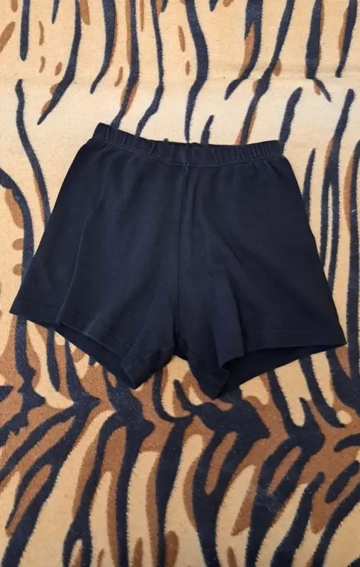 Шорты черные спортивные на 4-6лет, б.у